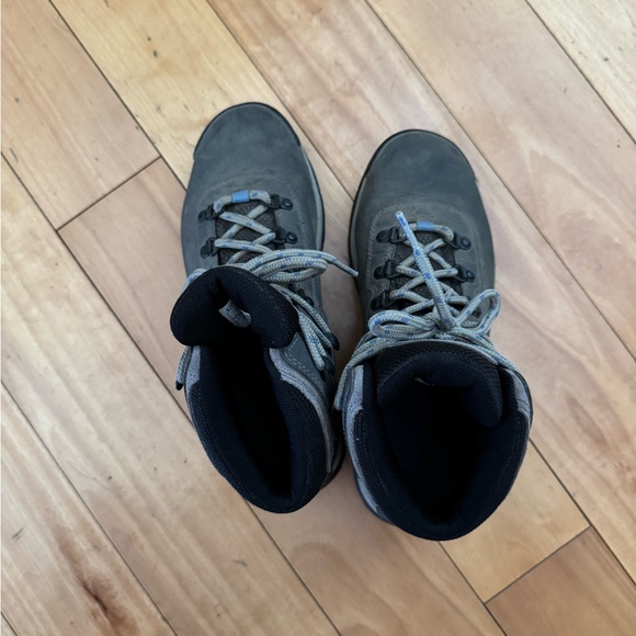 COLUMBIA NEWTON RIDGE WATERPROOF HIKING BOOTS - Picture 2 of 8